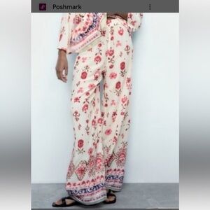 Zara- Floral Print Wide Leg Pants- XS
100 % Viscose!